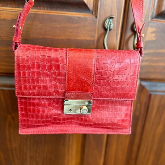 "THE TREND"  BEAUTIFUL RED LEATHER CROSSBODY - Picture 1 of 4
